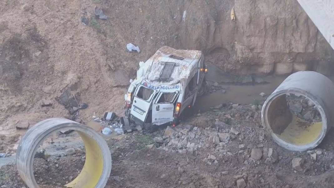 İşçileri taşıyan servis dere yatağına uçtu: 3 ölü, 15 yaralı 2